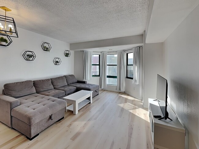 Primary Photo - Well-Lit 1 Bedroom, 1 Bathroom Condo in Oa...