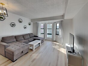 Building Photo - Well-Lit 1 Bedroom, 1 Bathroom Condo in Oa...