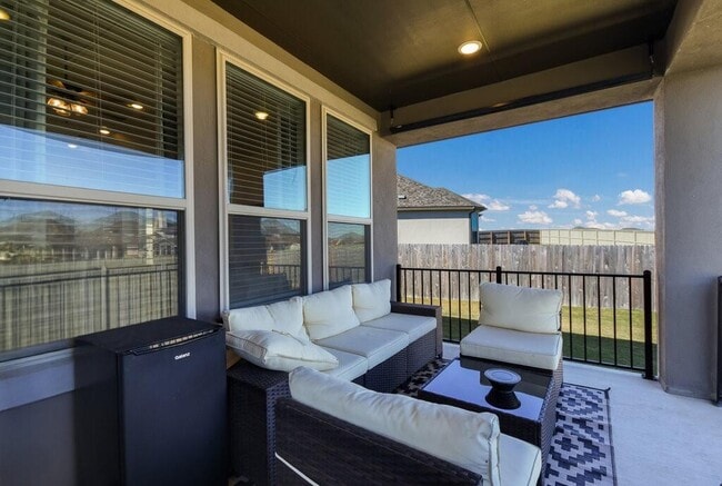 Building Photo - 524 Calmo Ct