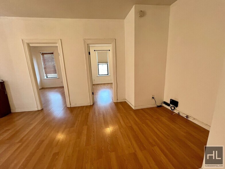 Building Photo - 2-Bedroom 1-Bathroom in an amazing Astoria  Location
