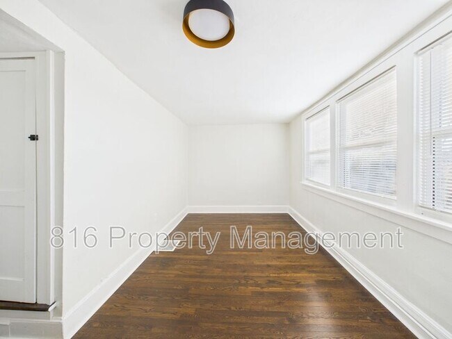 Building Photo - 4542 Chestnut Ave