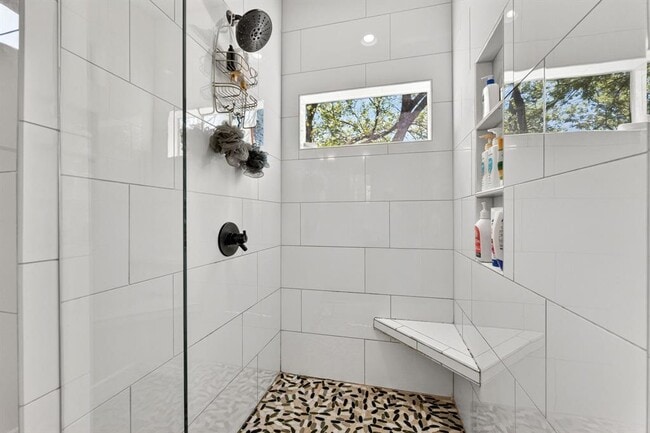 Building Photo - 3003 Lovell Dr