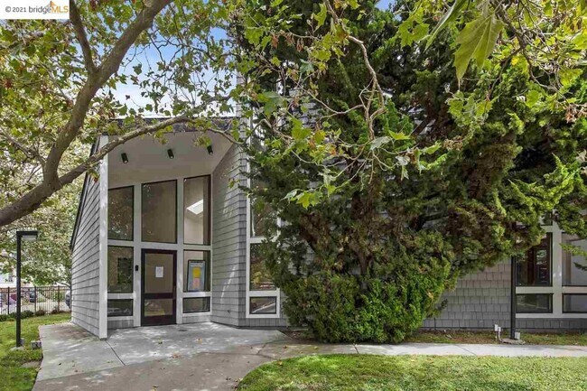 Building Photo - 18 Emery Bay Dr