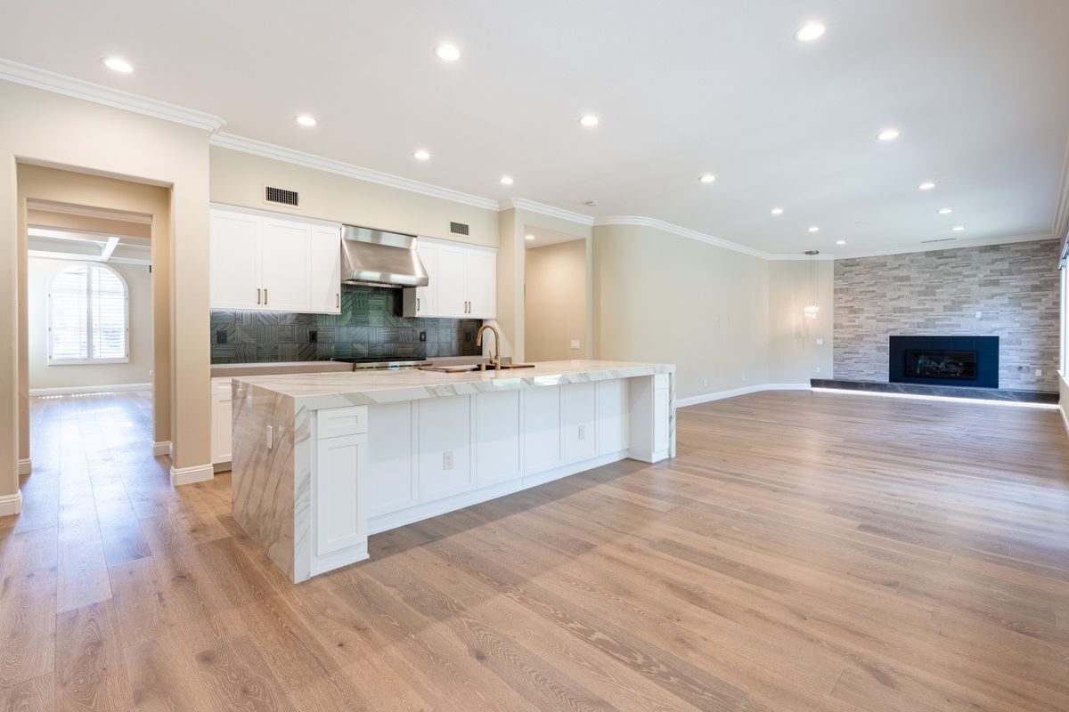 Building Photo - 6 Heather