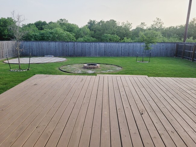 Building Photo - Gorgeous 3-bedroom, 2 Bathroom, Minutes fr...