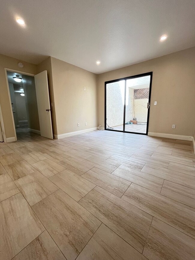 Building Photo - BEAUTIFULLY UPGRADED 1 STORY CONDO