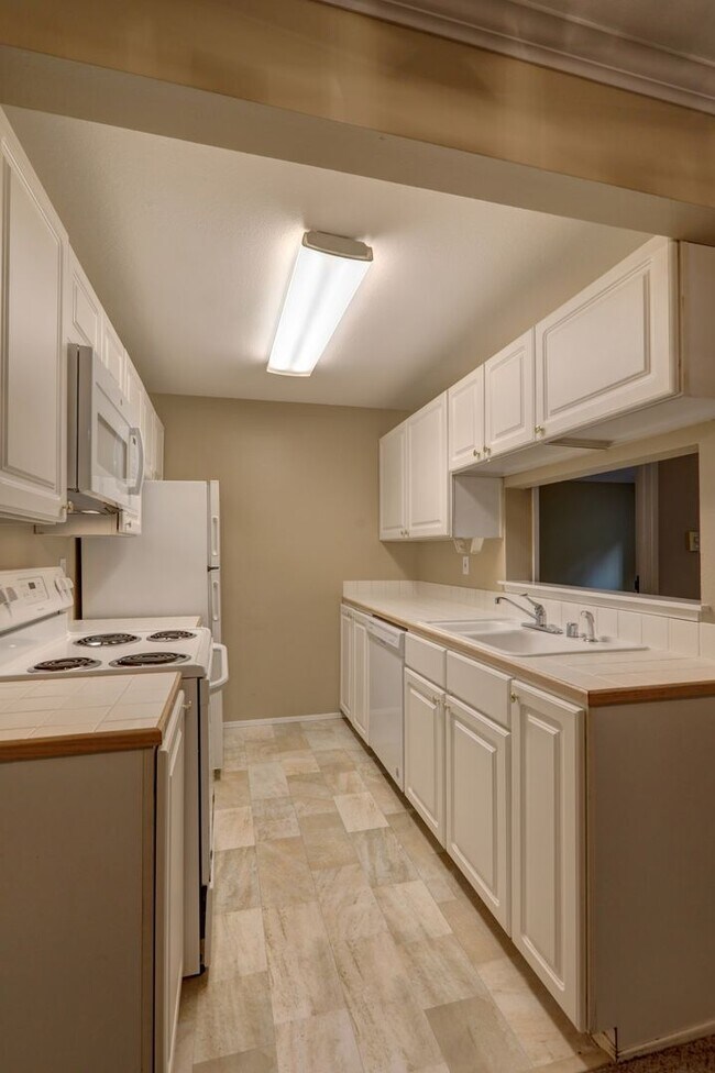 Building Photo - 2 Bedroom Ground Floor Condo in the Heart of Woodinville!