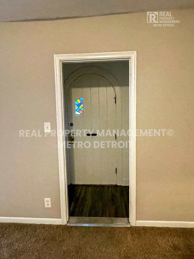 Building Photo - UPDATED TRADITIONAL COLONIAL