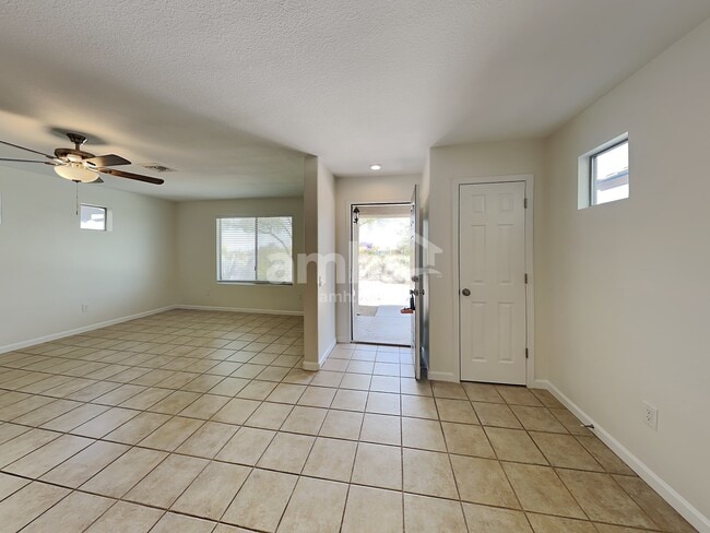 Building Photo - 10553 E Singing Canyon Dr