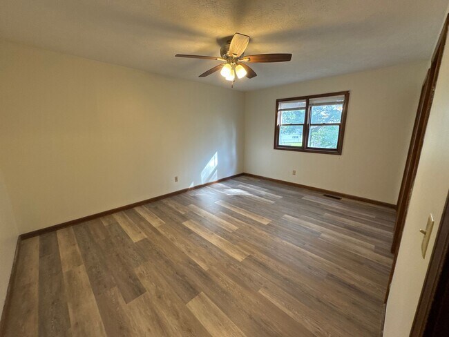 Building Photo - Lakeview Drive