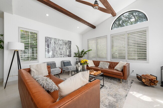 Building Photo - 502 Via Del Oro Dr
