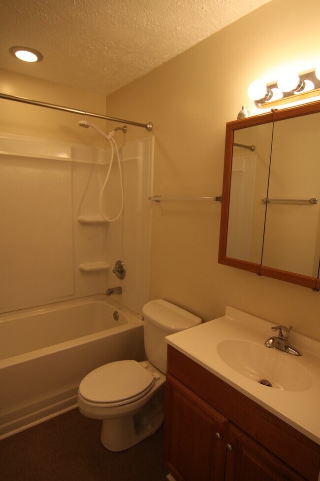 Building Photo - 3 Bedroom Home For Rent Near Downtown Clar...