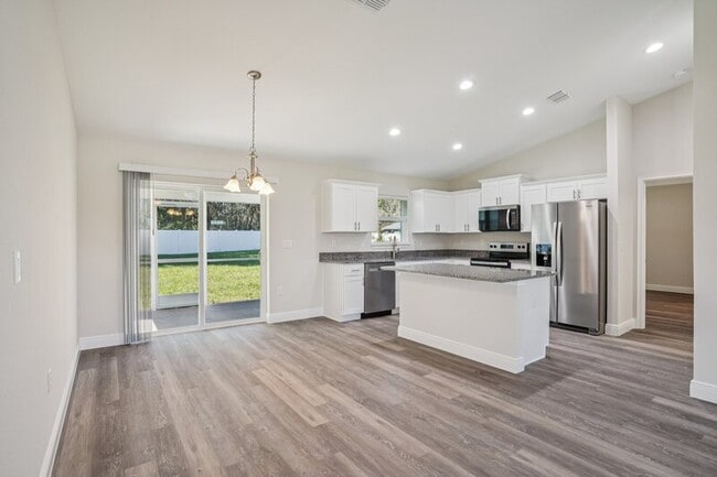 Building Photo - 6 Dogwood Dr Trce