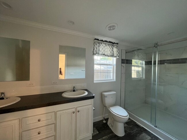 Building Photo - 10 Eland Dr