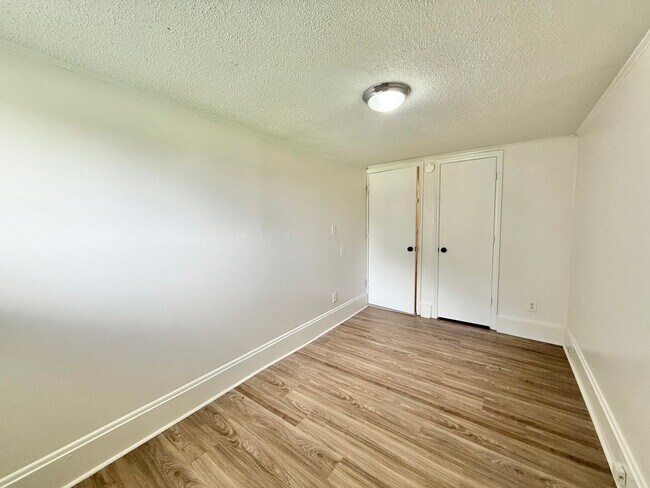 Building Photo - Garner Road [2 UNITS]
