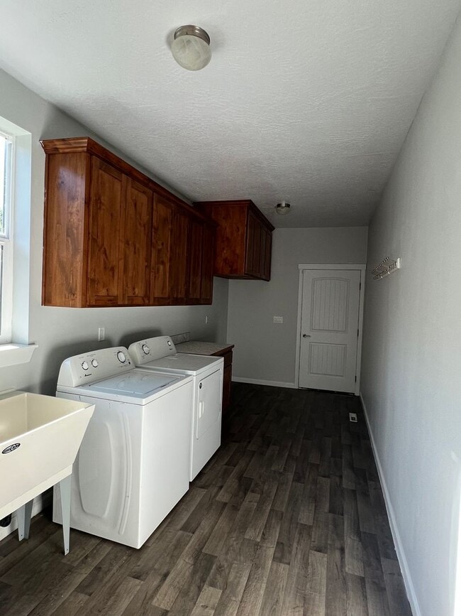 Building Photo - Beautiful Hilltop Country Home with Stunning Views