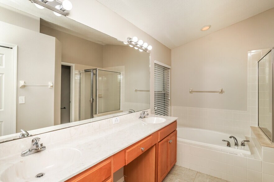Building Photo - 15950 Leatherleaf Ln