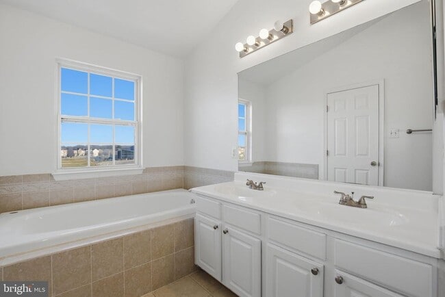 Building Photo - 886 Lowe Rd