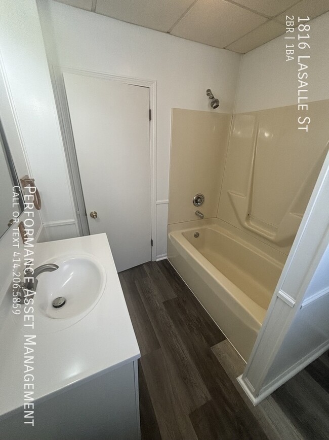 Building Photo - Newly Remodeled 2 Bed 1 Bath Lower