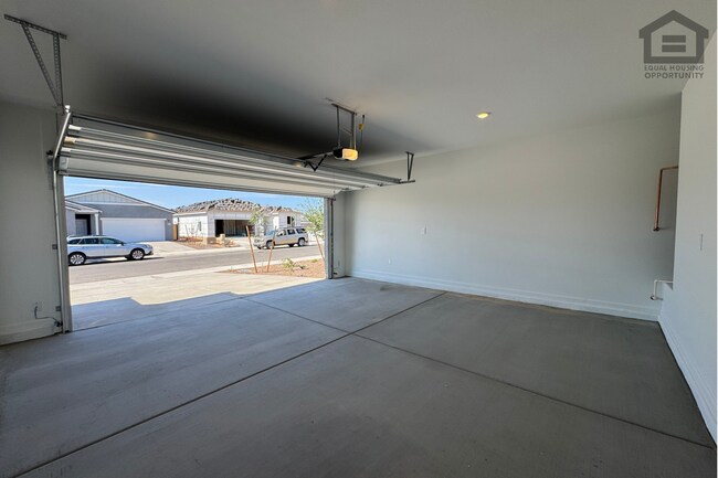 Building Photo - 18236 Avenida del Sol W
