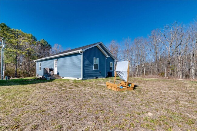 Building Photo - 1109 Pond St SE