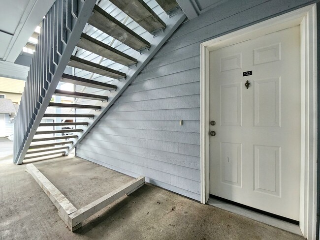 Building Photo - 2 Bed/ 2 Bath Condo Everett Near Boeing and Paine Airport