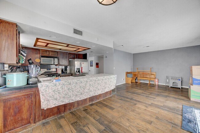 Building Photo - 3 bedroom home with pool!!