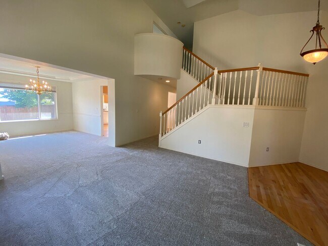 Building Photo - Spacious 4 bedroom 2.5 traditional house