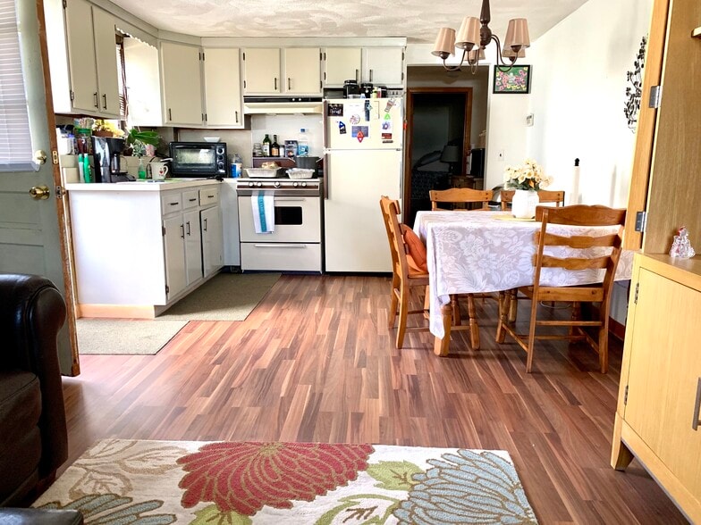 kitchen/dining area - 93 Sigourney St