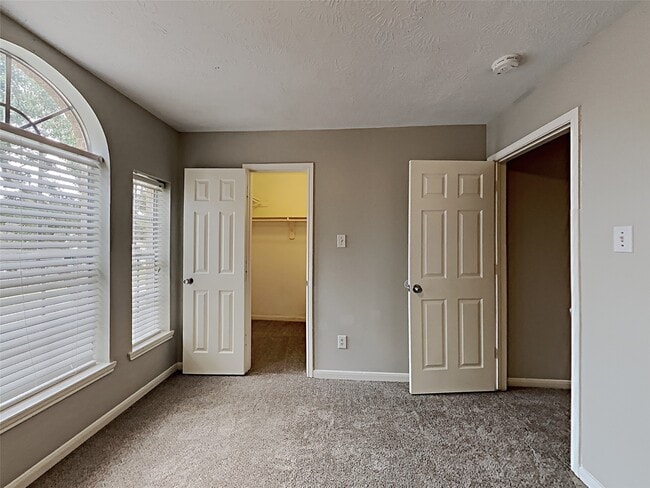 Building Photo - 9003 Cypress Square Dr