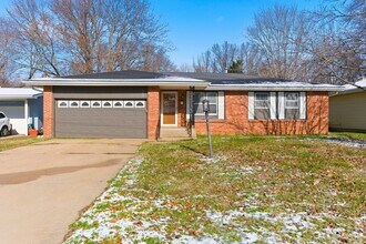 Building Photo - 3 Bedroom | 2 Bathroom | 2 Car Garage | Springfield MO | Fenced Back Yard!