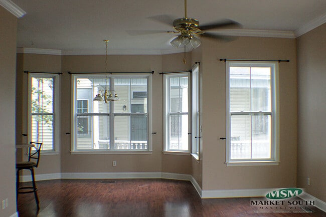Building Photo - *APPLICATION PENDING!* DOWNTOWN EAST HENRY...
