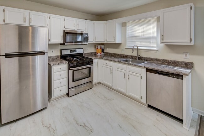 Building Photo - End Unit in New Castle -Showing Sunday 8/1...
