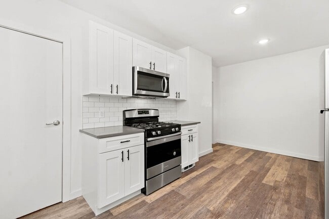Building Photo - AVAILABLE SEPT 1ST!! UPDATED & SPACIOUS 3-...