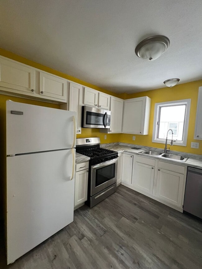 Building Photo - Beautiful 2 Bedroom 1.5 Bathroom Home