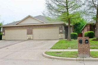 Building Photo - 2410 Ravenwood Ct