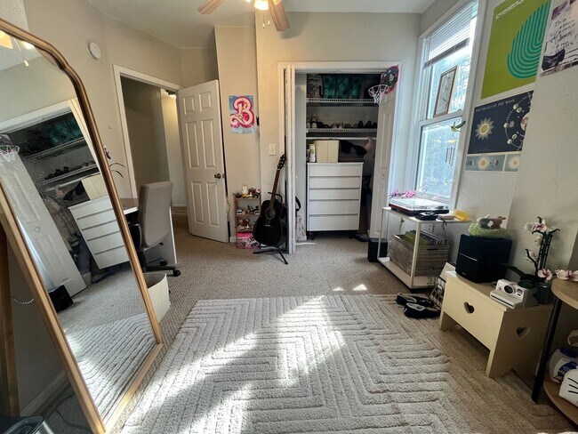 Building Photo - Beautiful Home Close to Campus