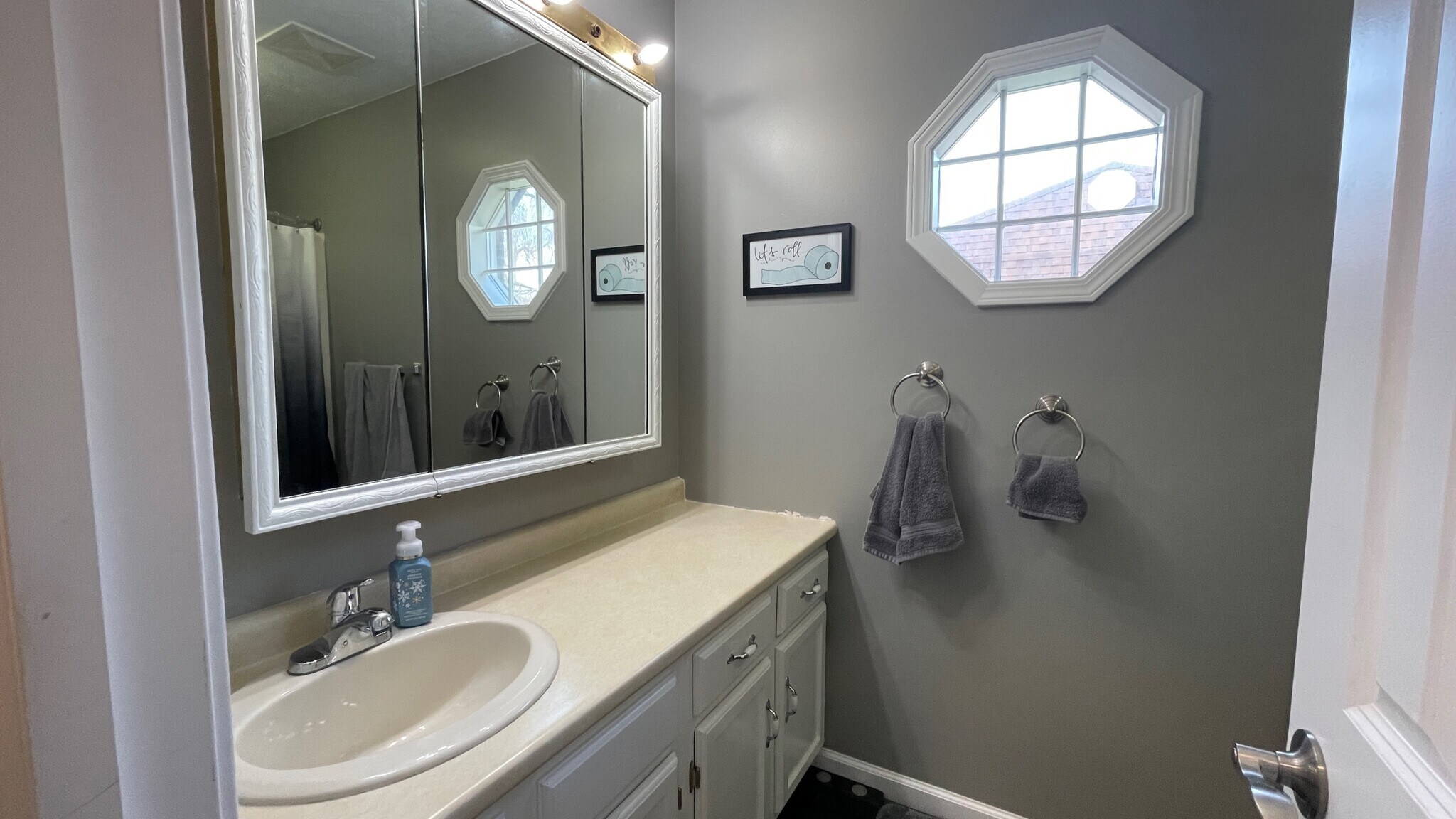 First floor bath - 2511 Dover Ln