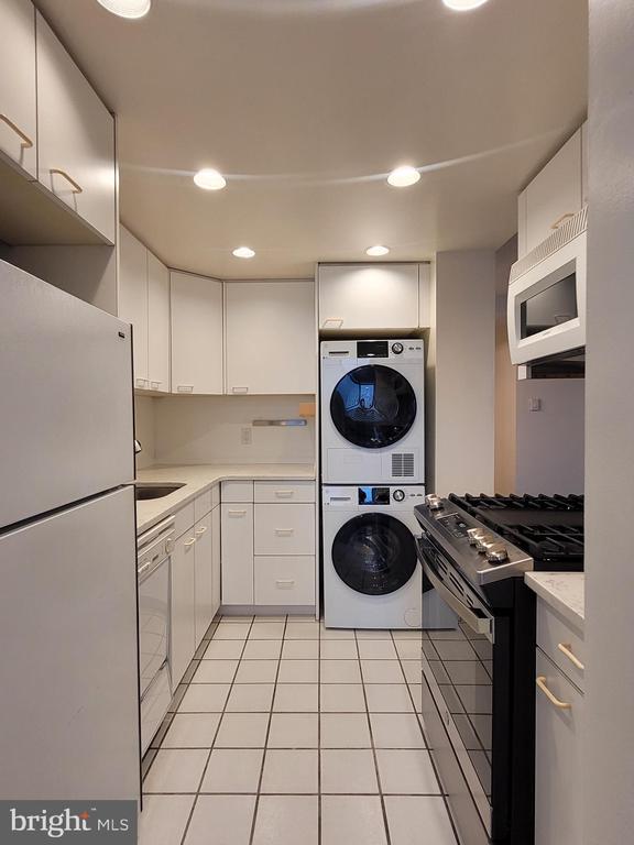 Building Photo - 604 S Washington Square