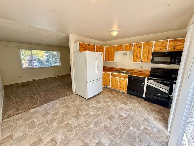 Building Photo - MOVE IN SPECIAL! $1,200 OFF FIRST FULL MONTH!!! 4 Bed, 2 Bath Single Family Home near City Park!