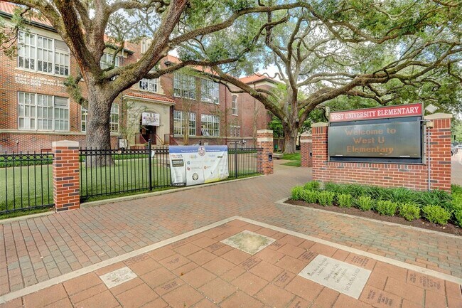 Building Photo - 2804 Robinhood St