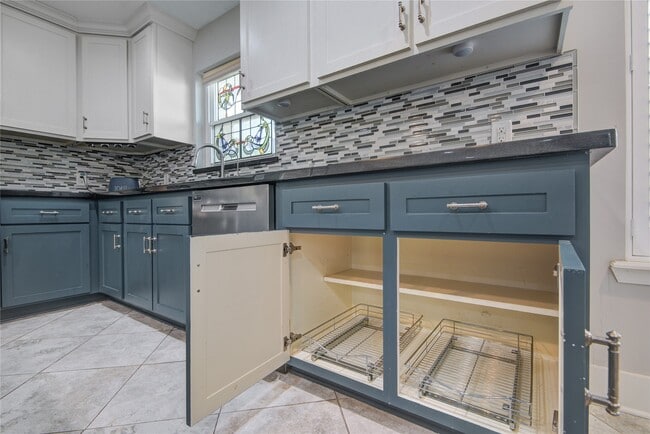 Building Photo - 10303 Greenwillow Dr