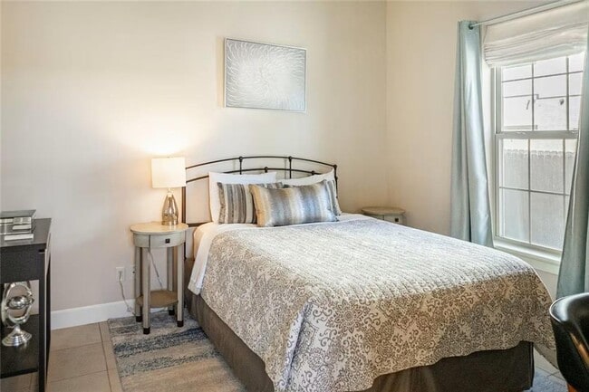 Building Photo - 212 SE A St