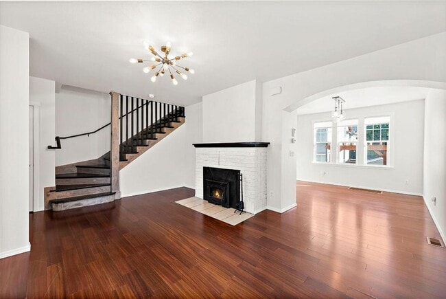Building Photo - Modern 4-Story Townhouse in Tacoma’s Histo...