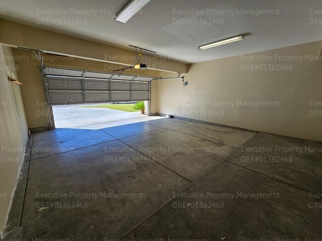 Building Photo - 3 bedroom/ 2.5 bathroom 2 story home.