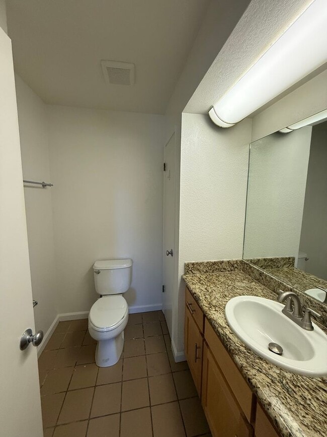 Building Photo - 2 BEDROOM TOWNHOUSE