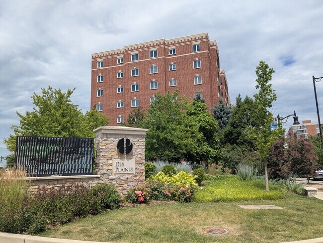 Building Photo - 650 S River Rd