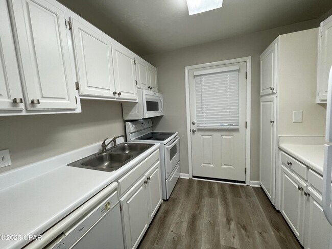 Building Photo - 2100 W Beach Dr