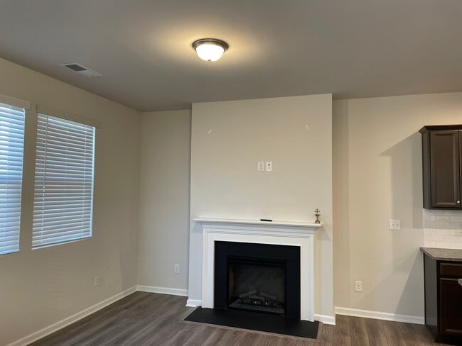 Building Photo - Shaje-11020Chalkbark