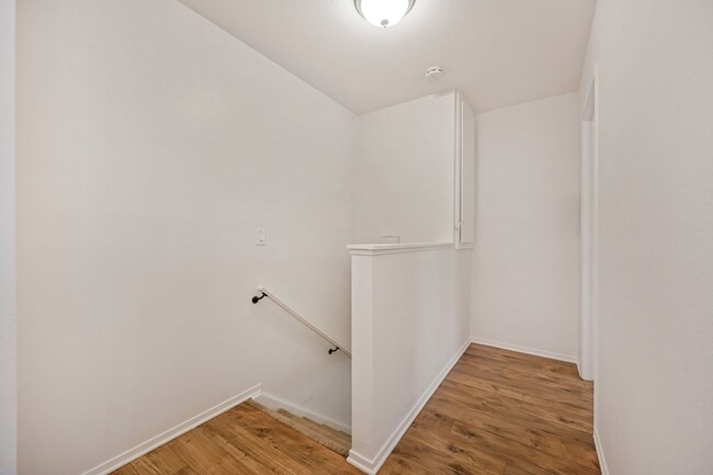 Building Photo - Beautifully Renovated Unit